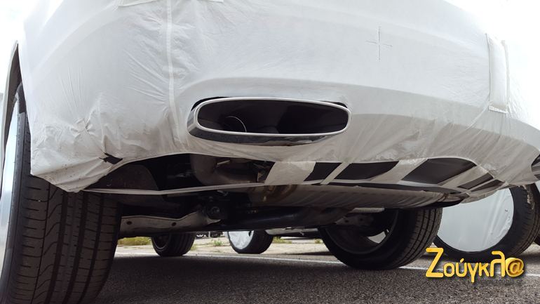 H Bentayga έχει δύο τεράστιες απολήξεις εξάτμισης που παράγουν έναν μοναδικό ήχο...