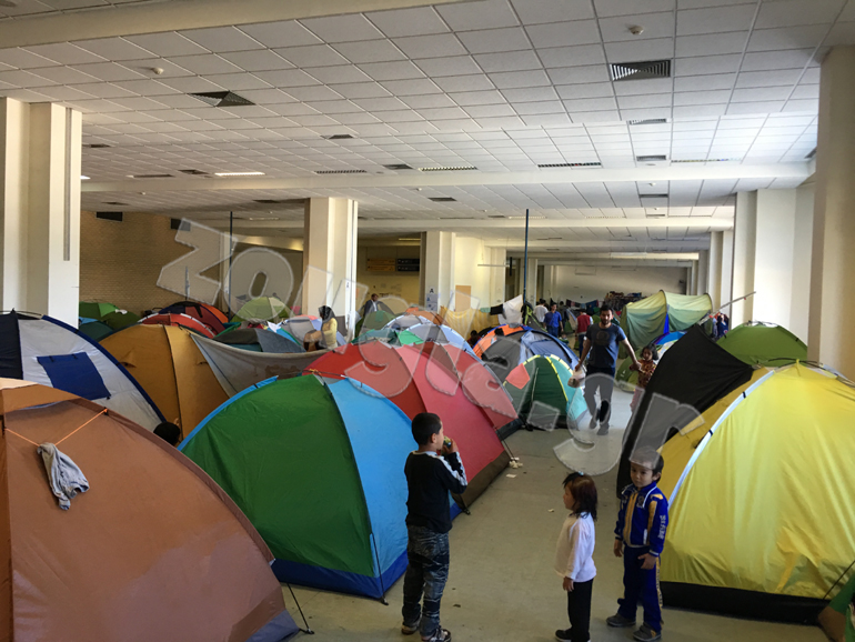 Ασφυκτικά γεμάτες οι αίθουσες του πρώην αεροδρομίου