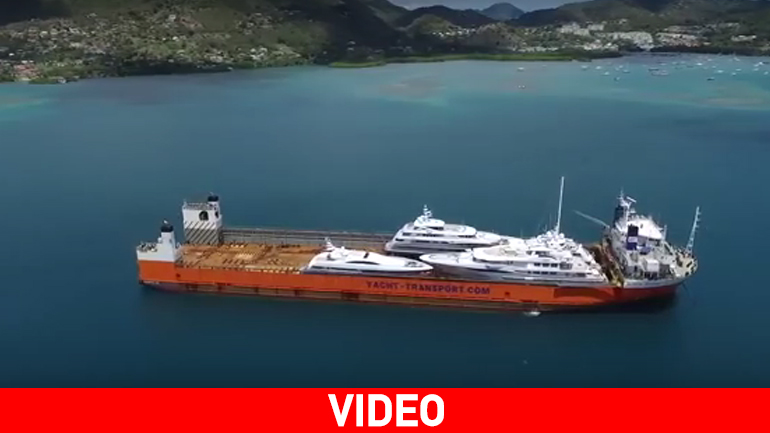 Πλοίο καταδύεται για να «φορτώσει» σκάφη και θαλαμηγούς