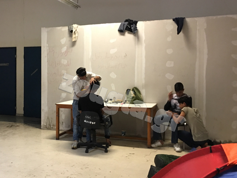 Αυτοσχέδιο κουρείο στο πλαίσιο αυτοοργάνωσης προσφύγων και μεταναστών