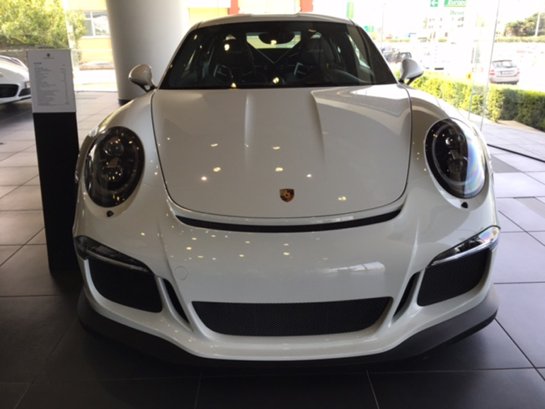 Σε λευκό χρώμα υπάρχει στην Ελλάδα η εκρηκτική Porsche 911 GT3 RS...