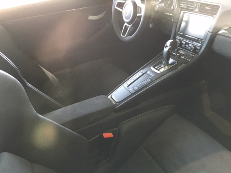 To εσωτερικό της Porsche 911 GT3 RS που βρίσκεται στις εγκαταστάσεις της Μοτοδυναμικής στη Μεταμόρφωση...