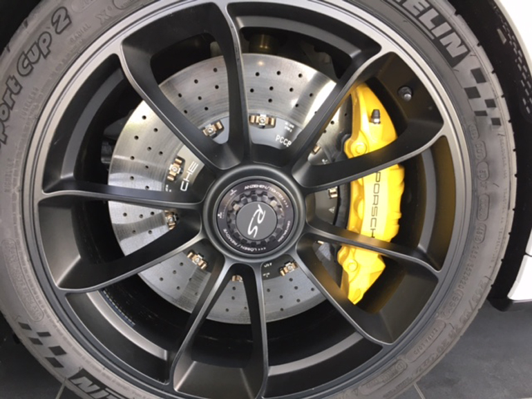 Με μια απλή ματιά καταλαβαίνεις πως, όταν πατάς το φρένο, το αυτοκίνητο κοκκαλώνει!