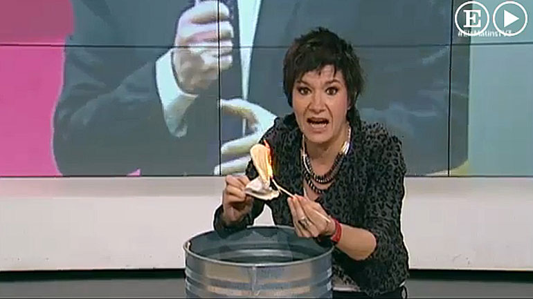 Ισπανία: Σάλος από τη ζωντανή αναμετάδοση της πυρπόλησης αντίτυπου του Συντάγματος