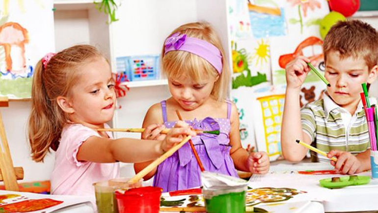 Πέντε πράγματα που πρέπει να διδάξεις την κόρη σου για τις παιδικές φιλίες