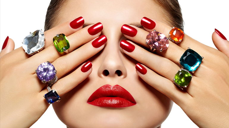 Ταλαιπωρημένα νύχια: Tips για να έχετε πάντα άψογο μανικιούρ