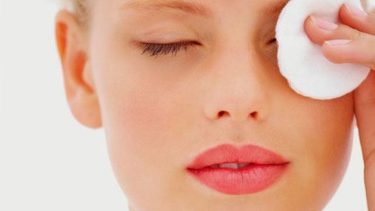 Πώς να αφαιρείτε το μέικαπ με φυσικό τρόπο