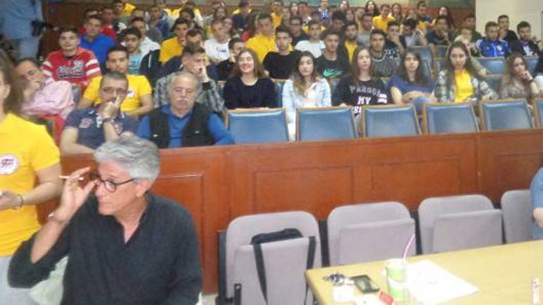 Τρίκαλα: Μπήκαν στο δημοτικό συμβούλιο και άναψαν όλοι τσιγάρο