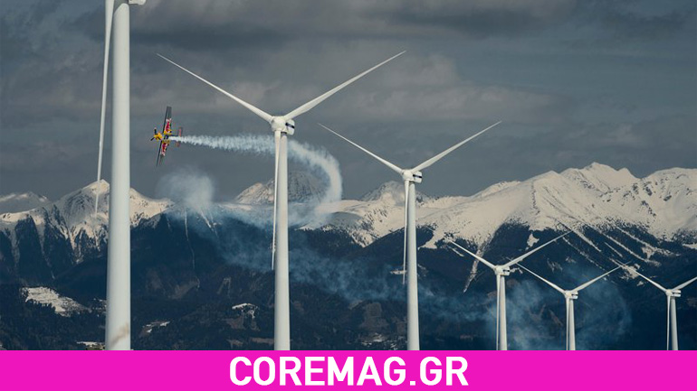 Ο Hannes Arch κάνει πτήση slalom σε αιολικό πάρκο