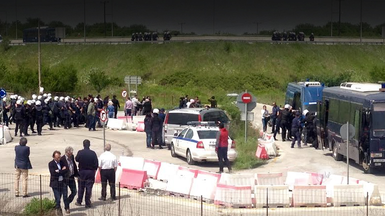 Πετροπόλεμος ΜΑΤ-προσφύγων