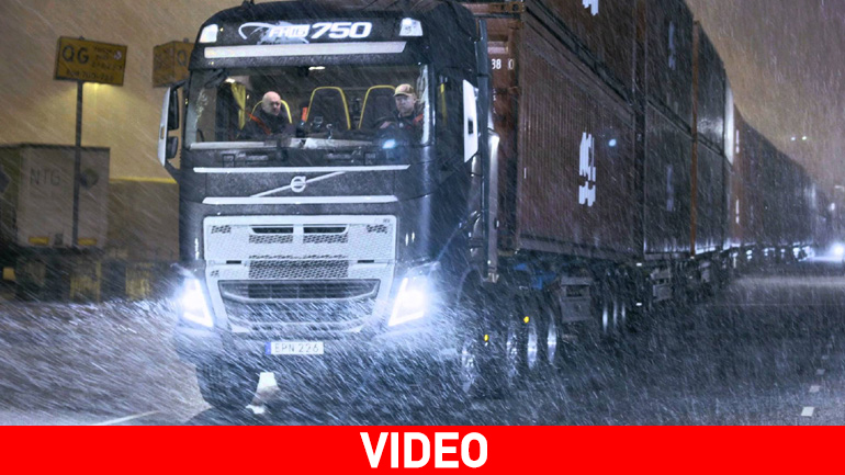 Φορτηγό τραβά φορτίο με 40 κοντέινερ