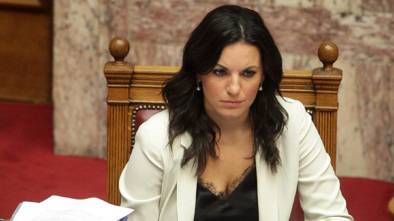 Η Όλγα πήρε το όπλο της…