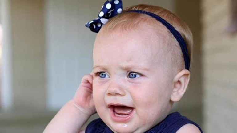 Πώς θα καταλάβετε ότι το μωράκι σας έχει ωτίτιδα