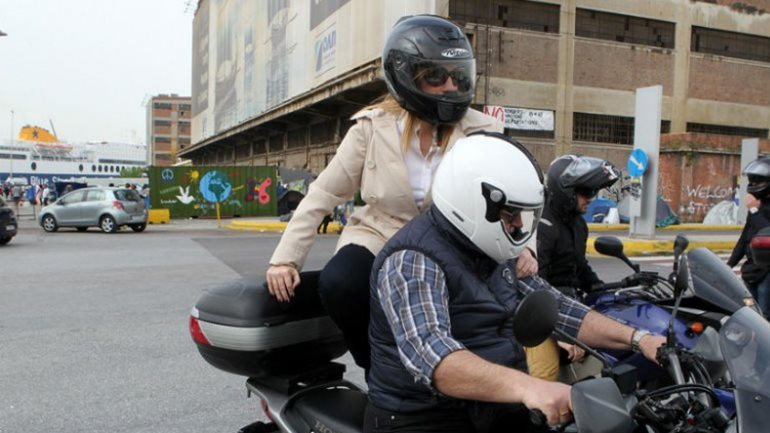 Στο λιμάνι του Πειραιά η Φώφη Γεννηματά (έφτασε με… μηχανή)