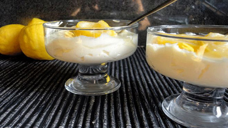 Μους λεμονιού με ρυζόγαλο και κόκκινα φρούτα