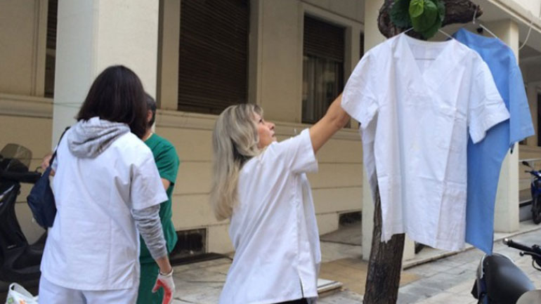 Διαμαρτυρία νοσηλευτών έξω από το Υπουργείο Υγείας