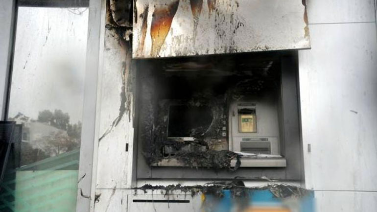 Ιωάννινα: Άγνωστοι έβαλαν φωτιά σε ΑΤΜ