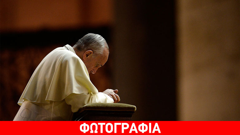 Βατικανό: Ο Πάπας πρόσφερε στην Παναγία λουλούδια με τα ελληνικά χρώματα