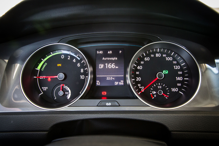 Ο πίνακας οργάνων στο αμιγώς ηλεκτρικό VW Golf...