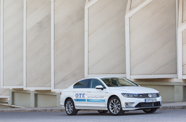 To VW Passat GTE μπορεί να κινηθεί με μπαταρίες για 50 χιλιόμετρα ενώ παό εκεί και πέρα ενεργοποιείται ο βενζινοκινητήρας...