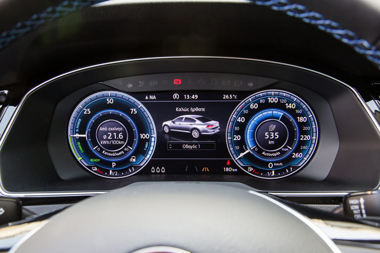 Ο πίνακας οργάνων του VW Passat GTE...