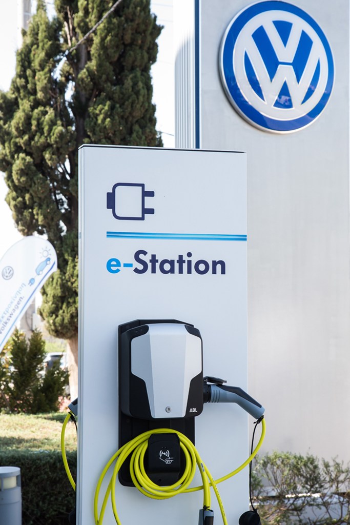 Σημείο φόρτισης ηλεκτρικών οχημάτων... Τέτοιοι σταθμοί υπάρχουν χιλιάδες σε πολλές ευρωπαικές πόλεις...