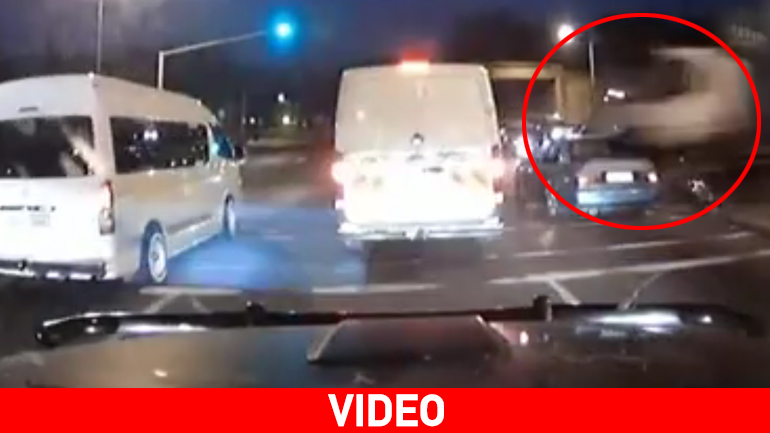 Νταλίκα «θερίζει» τρία οχήματα – Σκληρές εικόνες…