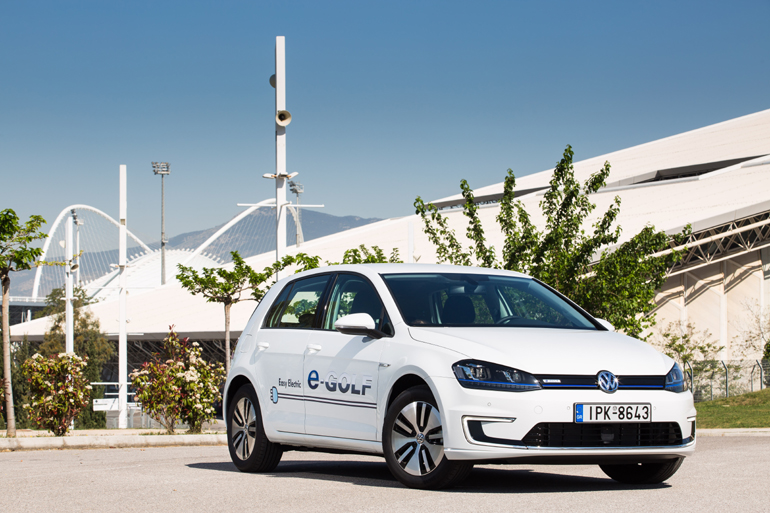Το VW Golf διατίθεται ως αμιγώς ηλεκτρικό και ως plug in hybrid. Θεωρούμε επιλογή για αγορά την δεύτερη, λόγω τιμής, κόστους χρήσης και έλλειψης άγχους να μείνεις από... ρεύμα! 