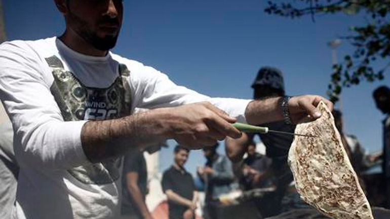 Ειδομένη: Φούρναρης πρόσφυγας μοιράζει αραβικές πίτες…