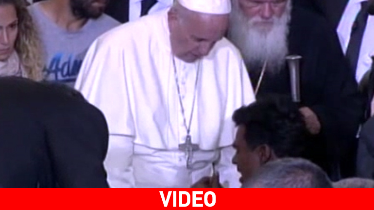 Η πιο συγκινητική στιγμή της επίσκεψης Πάπα στη Λέσβο: Πρόσφυγες ζητούν με αναφιλητά να τους ευλογήσει