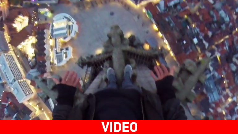 Σκαρφαλώνει στην υψηλότερη εκκλησία του κόσμου χωρίς καμία προστασία