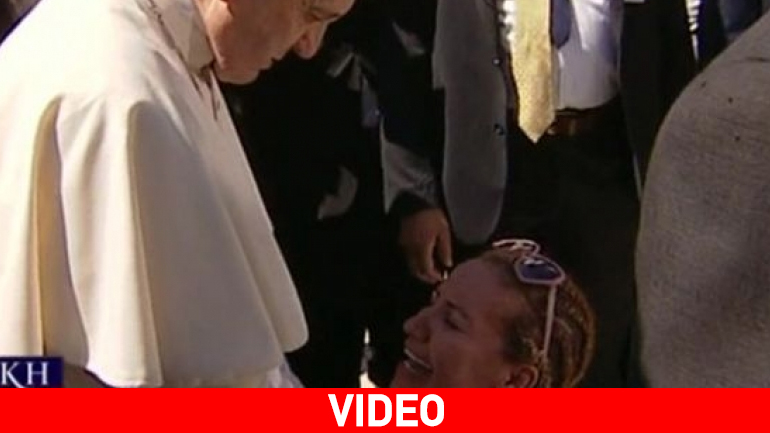 Γυναίκα έσπασε τον αστυνομικό κλοιό για να δει τον Πάπα