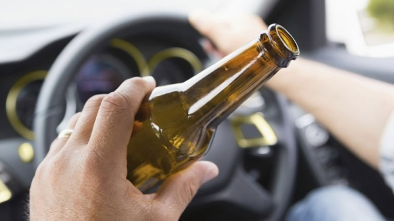 Το έβαλε στα πόδια μετά τα τσίπουρα για να αποφύγει το αλκοτέστ