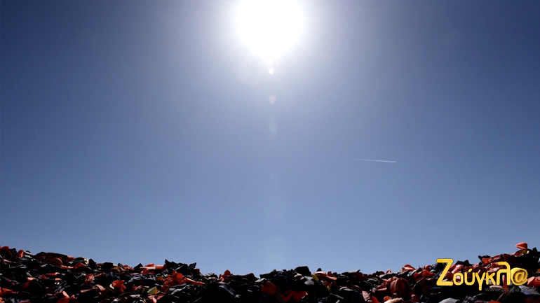 Κάθε μέρα στοιβάζονται δεκάδες σωσίβια