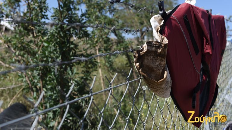 Κρεμασμένα ρούχα που πετάχτηκαν
