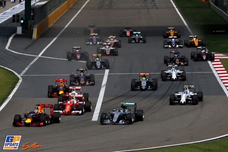  Λίγα δευτερόλεπτα μετά την εκκίνηση του γκραν πρι της Κίνας έγινε της... επαφής χωρίς σημαντικά απρόοπτα παρά μόνο μικρές ζημιές στα μονοθέσια