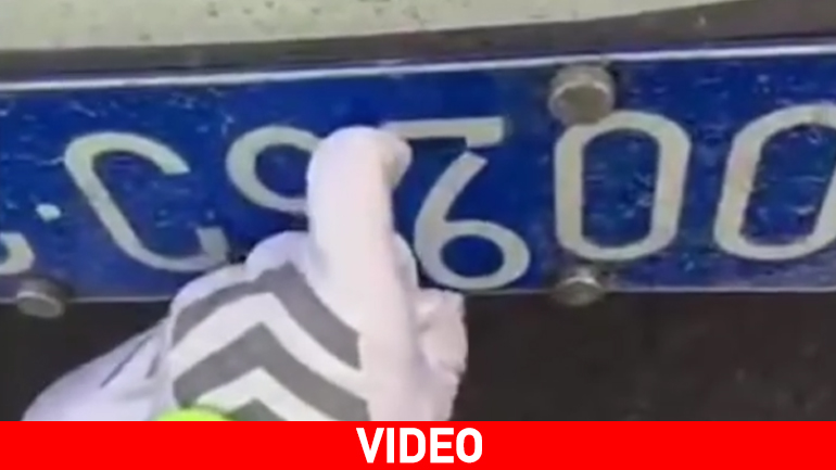 Απίστευτη κομπίνα για να αλλάζεις τον αριθμό πινακίδας του αυτοκινήτου…