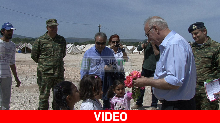 Με λουλούδια υποδέχθηκαν τον Βίτσα προσφυγόπουλα του καταυλισμού στα Ιωάννινα Με λουλούδια υποδέχθηκαν τον Βίτσα προσφυγόπουλα του καταυλισμού στα Ιωάννινα