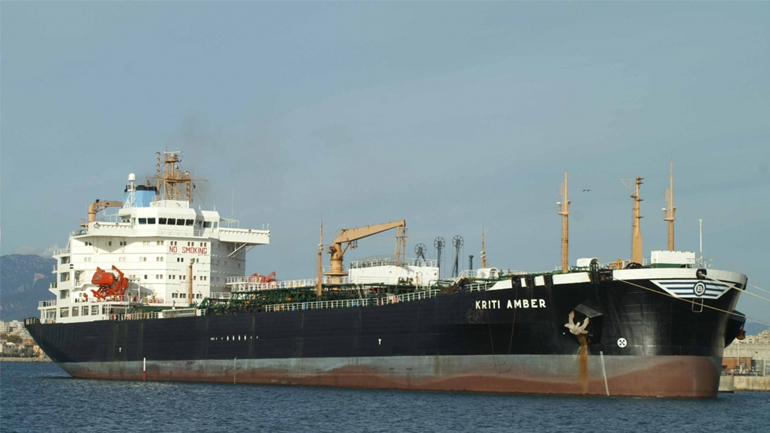 Ρυμουλκείται στον Πειραιά το ακυβέρνητο δεξαμενόπλοιο