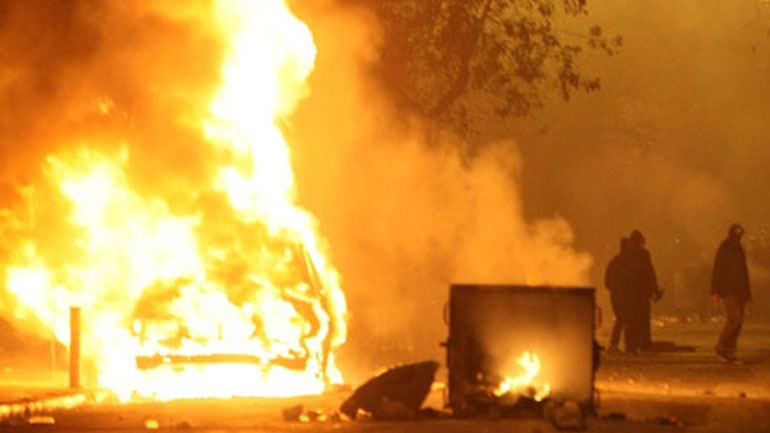 Επίθεση με μολότοφ στη διμοιρία έξω από τα γραφεία του ΠΑΣΟΚ