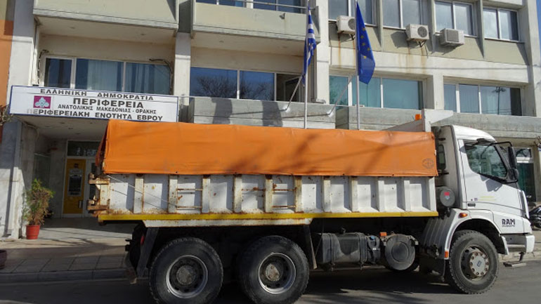 Χέρι βοηθείας στους πρόσφυγες από τον Έβρο