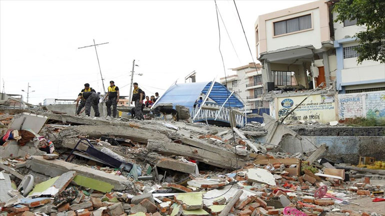 Στους 350 έφτασαν οι νεκροί από τον σεισμό στον Ισημερινό