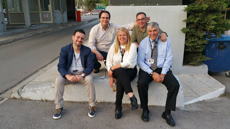 Αριστέρα και κάτω: Νίκος Χριστόπουλος, Αλεξάνδρα Χρυσσού, Αντώνης Στιβαχτάρης. Αριστερά από πάνω: Σωτήρης Βουτσελάς και Γιώργος Παππάς...