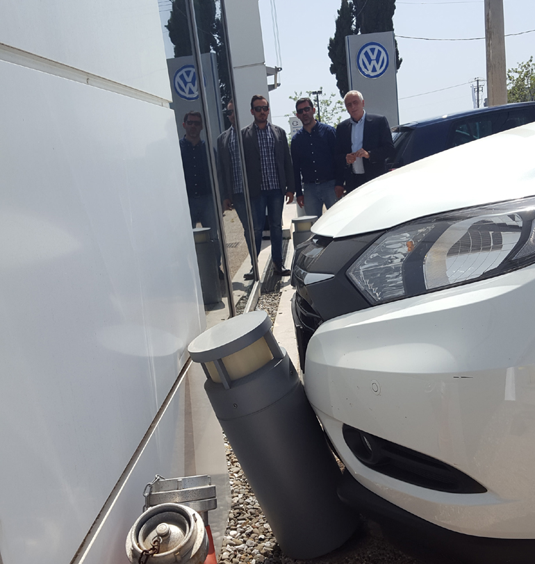 Το Honda και στο βάθος οι... Παμπούκης, Καραγιωργάκης και Θεοφράστου 