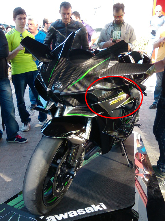 Παρουσίαση με... αυτοκόλλητα οποιουδήποτε περιοδικού δεν είναι επίσημη παρουσίαση στα Μέσα!!!