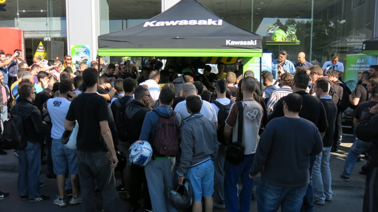 Η παρουσίαση έγινε έξω από την αντιπροσωπεία της Kawasaki στον παράδρομο της εθνικής οδού...