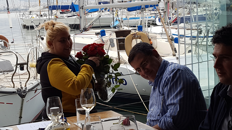 George... θα πάρεις ένα τριαντάφυλλο; 