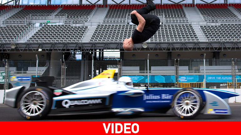 Απίστευτο άλμα πάνω από Formula