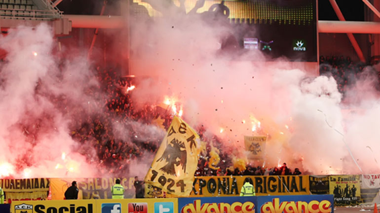 Οπαδοί της ΑΕΚ περίμεναν τους παίκτες και τους αποδοκίμασαν έντονα