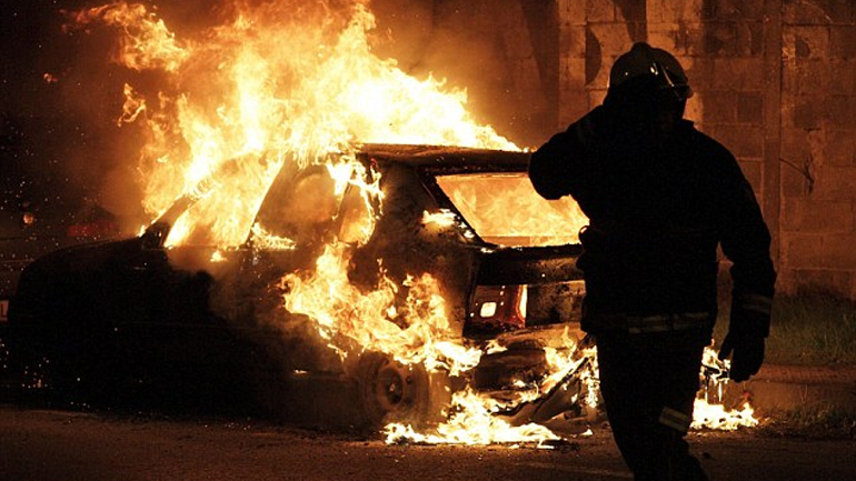 «Λαμπάδιασε» Ι.Χ. έξω από υποκατάστημα τράπεζας